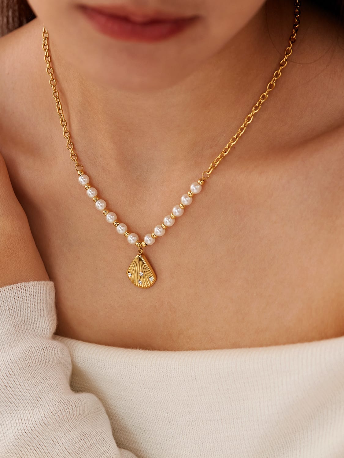 Shell Pendant Pearl Necklace